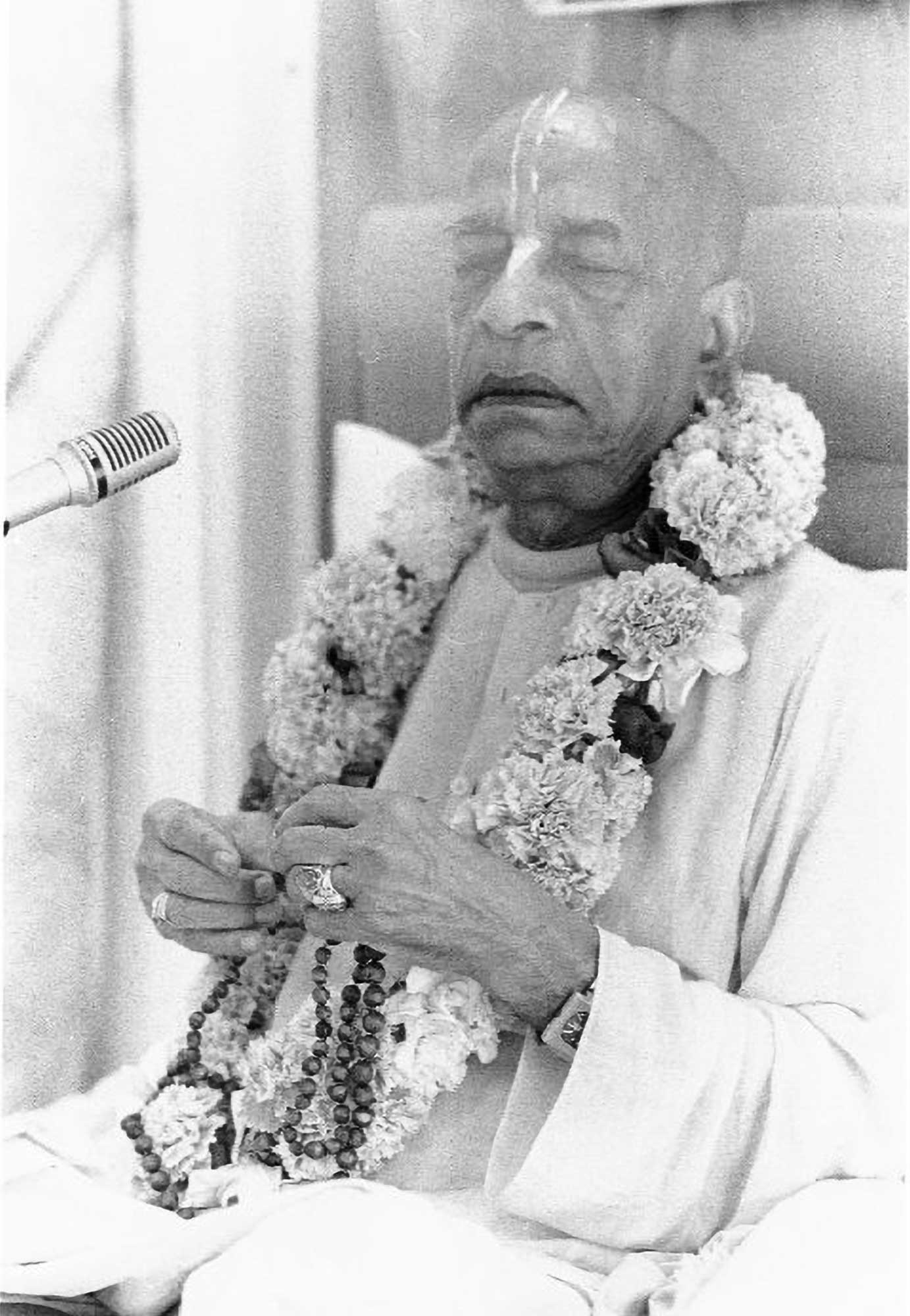 Śrīla Prabhupāda giving initiation in Los Angeles 1971